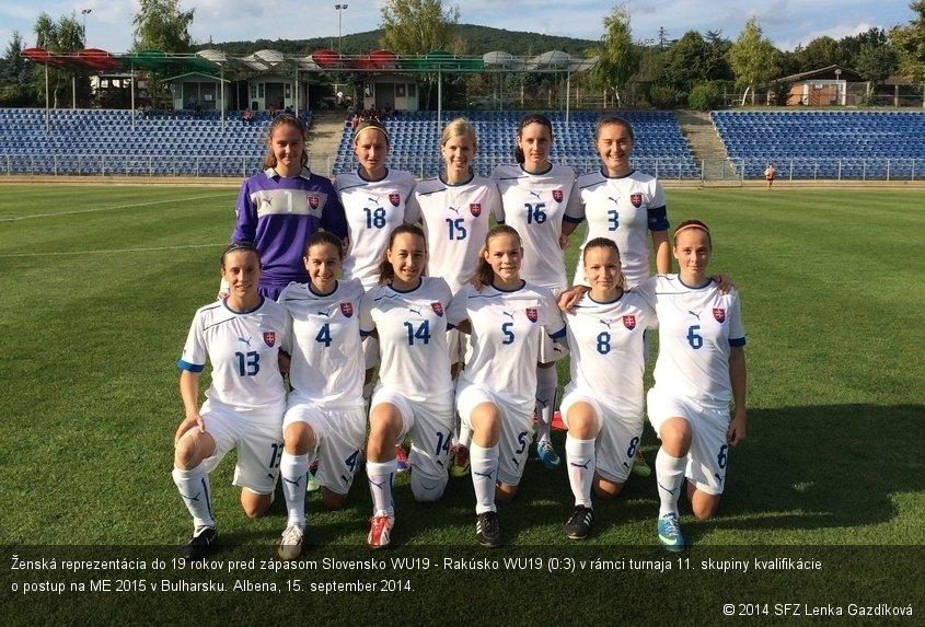 Ženská reprezentácia do 19 rokov pred zápasom Slovensko WU19 - Rakúsko WU19 (0:3) v rámci turnaja 11. skupiny kvalifikácie o postup na ME 2015 v Bulharsku. Albena, 15. september 2014.