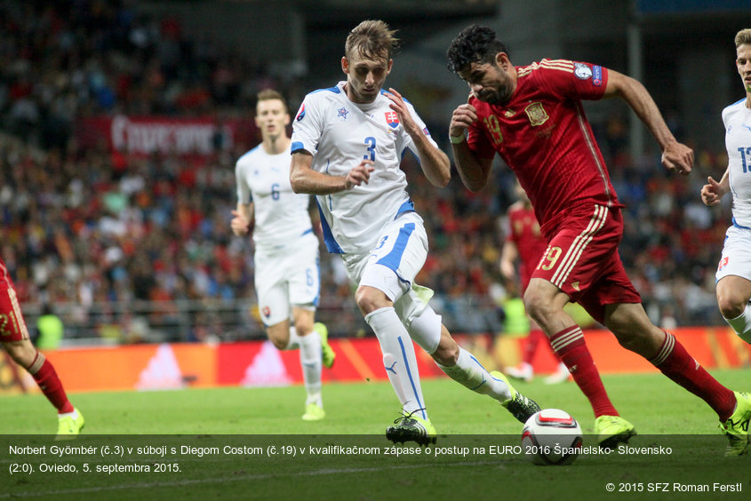 Norbert Gyömbér (č.3) v súboji s Diegom Costom (č.19) v kvalifikačnom zápase o postup na EURO 2016 Španielsko- Slovensko (2:0). Oviedo, 5. septembra 2015.