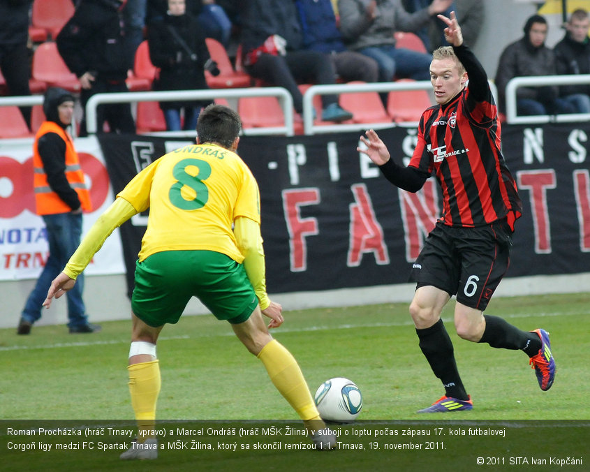 Roman Procházka (hráč Trnavy, vpravo) a Marcel Ondráš (hráč MŠK Žilina) v súboji o loptu počas zápasu 17. kola futbalovej Corgoň ligy medzi FC Spartak Trnava a MŠK Žilina, ktorý sa skončil remízou 1:1. Trnava, 19. november 2011.