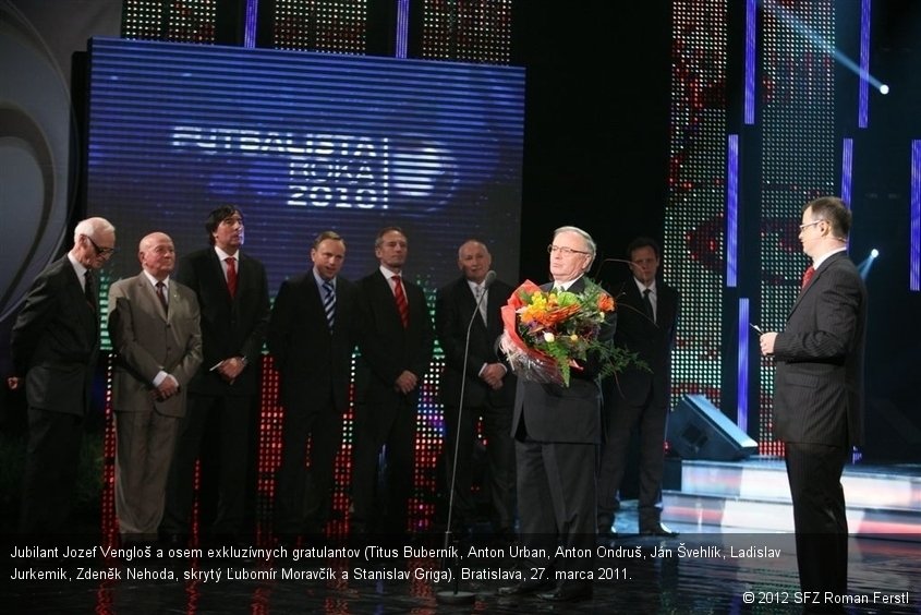 Jubilant Jozef Vengloš a osem exkluzívnych gratulantov (Titus Buberník, Anton Urban, Anton Ondruš, Ján Švehlík, Ladislav Jurkemik, Zdeněk Nehoda, skrytý Ľubomír Moravčík a Stanislav Griga). Bratislava, 27. marca 2011.