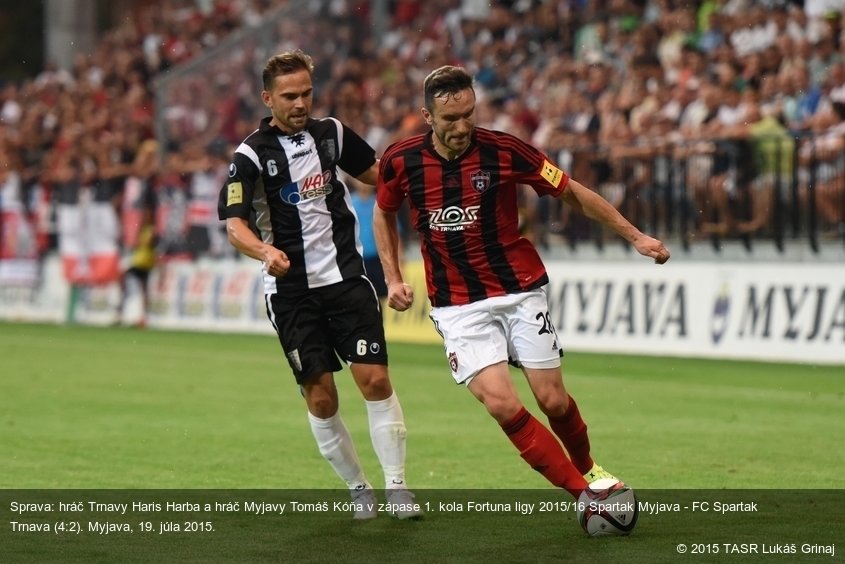 Sprava: hráč Trnavy Haris Harba a hráč Myjavy Tomáš Kóňa v zápase 1. kola Fortuna ligy 2015/16 Spartak Myjava - FC Spartak Trnava (4:2). Myjava, 19. júla 2015.