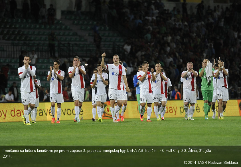 Trenčania sa lúčia s fanúšikmi po prvom zápase 3. predkola Európskej ligy UEFA AS Trenčín - FC Hull City 0:0. Žilina, 31. júla 2014.