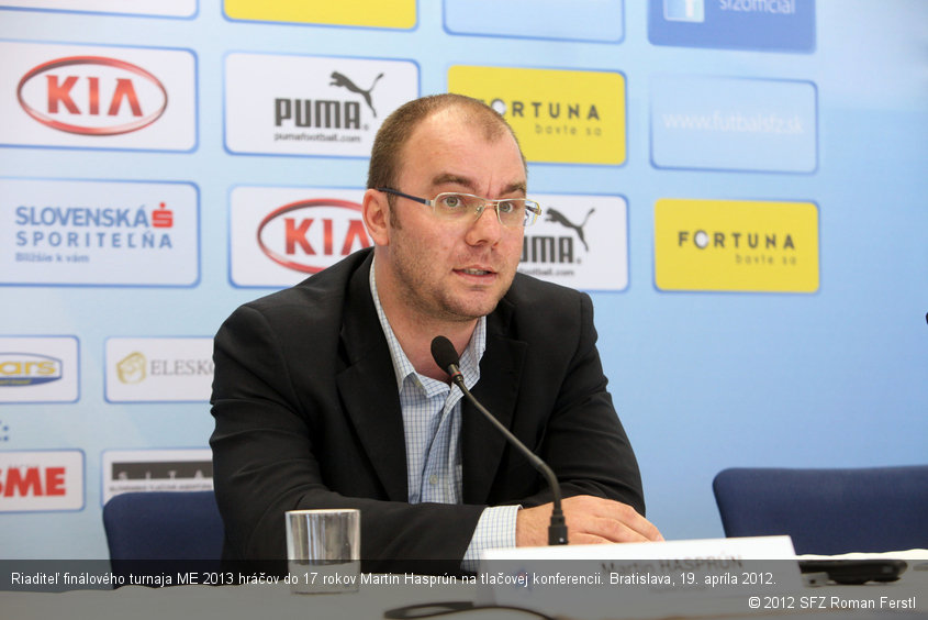 Riaditeľ finálového turnaja ME 2013 hráčov do 17 rokov Martin Hasprún na tlačovej konferencii. Bratislava, 19. apríla 2012.