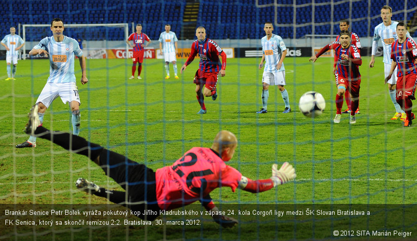 Brankár Senice Petr Bolek vyráža pokutový kop Jiřího Kladrubského v zápase 24. kola Corgoň ligy medzi ŠK Slovan Bratislava a FK Senica, ktorý sa skončil remízou 2:2. Bratislava, 30. marca 2012.