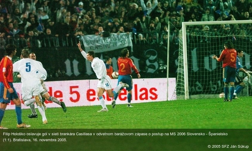 Filip Hološko oslavuje gól v sieti brankára Casillasa v odvetnom barážovom zápase o postup na MS 2006 Slovensko - Španielsko (1:1). Bratislava, 16. novembra 2005.