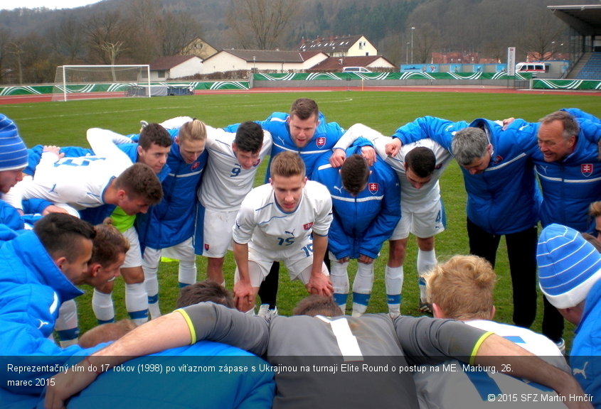 Reprezentačný tím do 17 rokov (1998) po víťaznom zápase s Ukrajinou na turnaji Elite Round o postup na ME. Marburg, 26. marec 2015