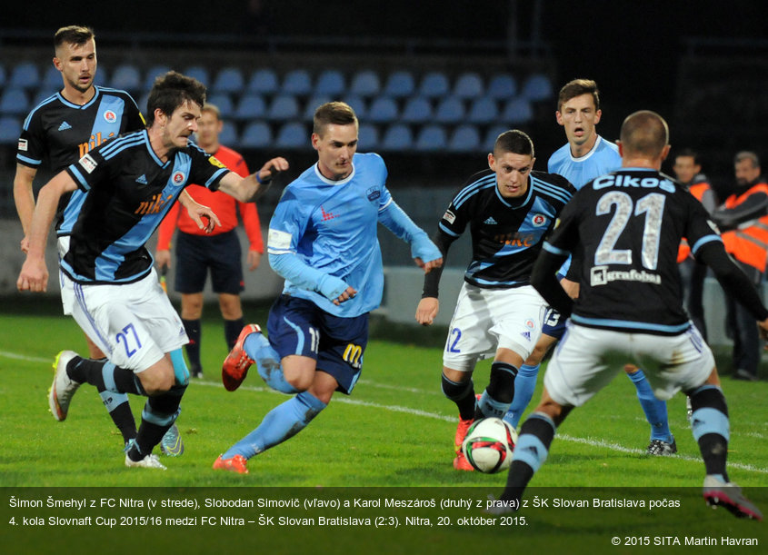 Šimon Šmehyl z FC Nitra (v strede), Slobodan Simovič (vľavo) a Karol Meszároš (druhý z prava) z ŠK Slovan Bratislava počas 4. kola Slovnaft Cup 2015/16 medzi FC Nitra – ŠK Slovan Bratislava (2:3). Nitra, 20. október 2015.