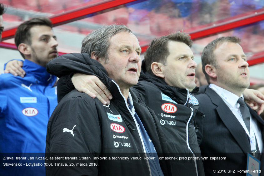 Zľava: tréner Ján Kozák, asistent trénera Štefan Tarkovič a technický vedúci Róbert Tomaschek pred prípravným zápasom Slovensko - Lotyšsko (0:0). Trnava, 25. marca 2016.