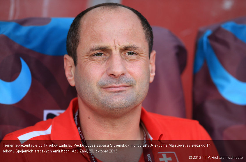 Tréner reprezentácie do 17 rokov Ladislav Pecko počas zápasu Slovensko - Honduras v A skupine Majstrovstiev sveta do 17 rokov v Spojených arabských emirátoch. Abú Zabí, 20. október 2013.