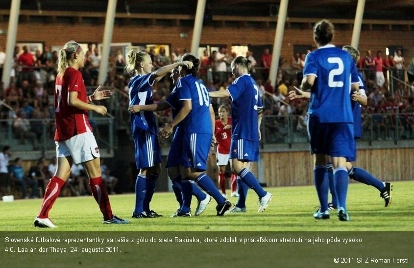 Slovenské futbalové reprezentantky sa tešia z gólu do siete Rakúska, ktoré zdolali v priateľskom stretnutí na jeho pôde vysoko 4:0. Laa an der Thaya, 24. augusta 2011.