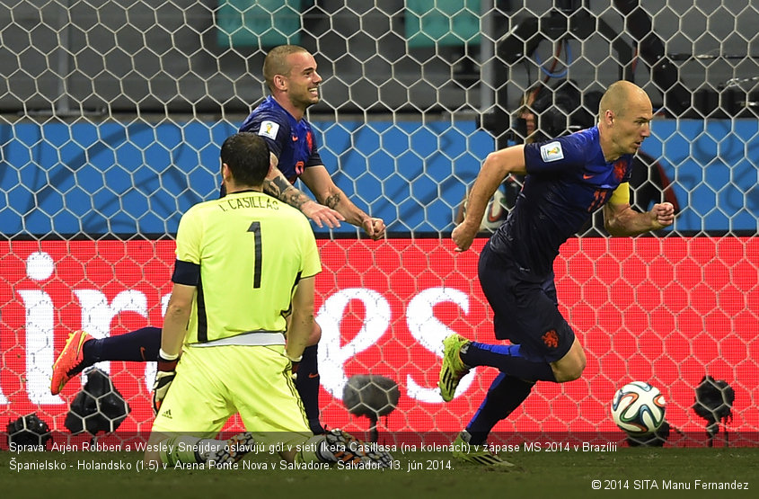 Sprava: Arjen Robben a Wesley Sneijder oslavujú gól v sieti Ikera Casillasa (na kolenách) v zápase MS 2014 v Brazílii Španielsko - Holandsko (1:5) v  Arena Ponte Nova v Salvadore. Salvador, 13. jún 2014.