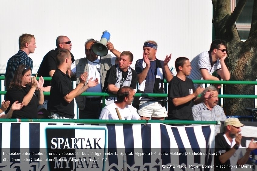 Fanúšikovia domáceho tímu sa v zápase 28. kola 2. ligy medzi TJ Spartak Myjava a FK Bodva Moldava (2:0) lúčili so starým štadiónom, ktorý čaká rekonštrukcia. Myjava, 5. mája 2012.