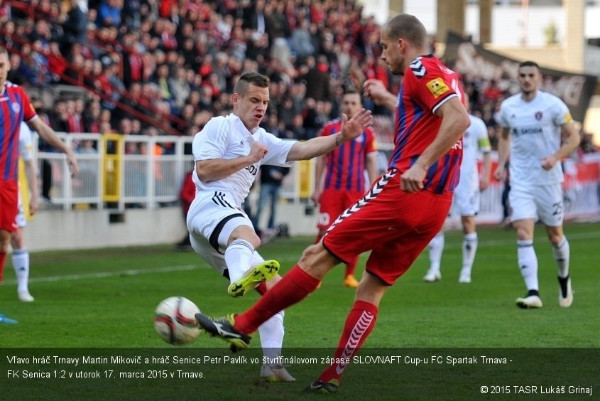 Vľavo hráč Trnavy Martin Mikovič a hráč Senice Petr Pavlík vo štvrťfinálovom zápase SLOVNAFT Cup-u FC Spartak Trnava - FK Senica 1:2 v utorok 17. marca 2015 v Trnave.