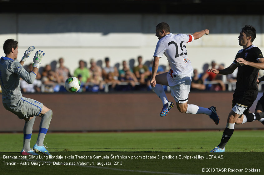 Brankár hostí Silviu Lung likviduje akciu Trenčana Samuela Štefánika v prvom zápase 3. predkola Európskej ligy UEFA AS Trenčín - Astra Giurgiu 1:3. Dubnica nad Váhom, 1. augusta  2013.