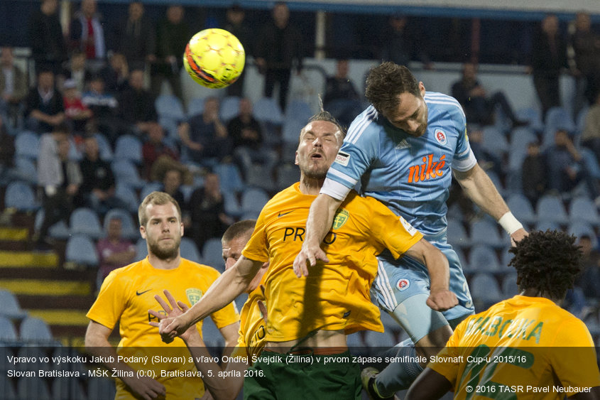 Vpravo vo výskoku Jakub Podaný (Slovan) a vľavo Ondřej Švejdík (Žilina) v prvom zápase semifinále Slovnaft Cup-u 2015/16 Slovan Bratislava - MŠK Žilina (0:0). Bratislava, 5. apríla 2016.