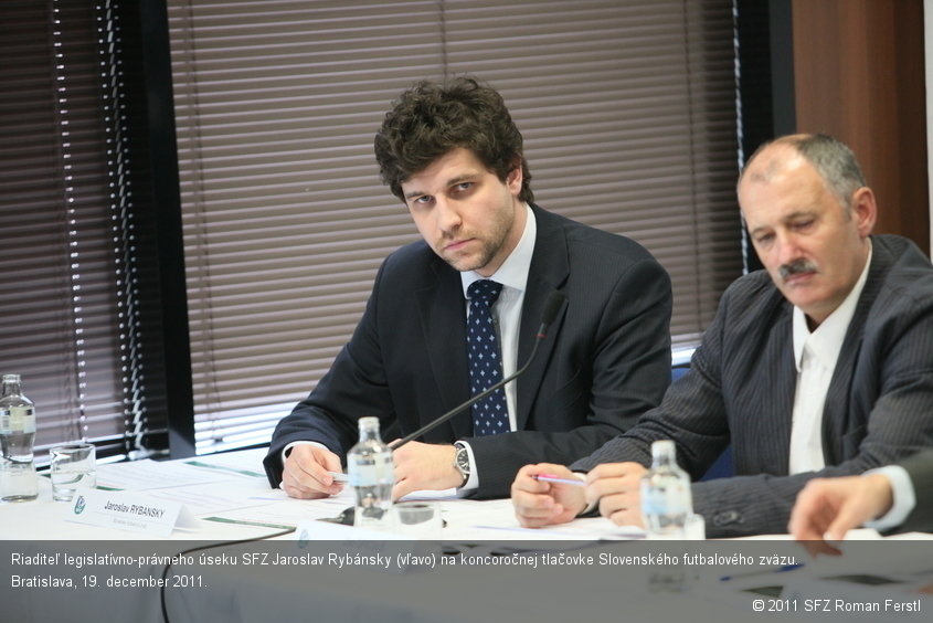 Riaditeľ legislatívno-právneho úseku SFZ Jaroslav Rybánsky (vľavo) na koncoročnej tlačovke Slovenského futbalového zväzu. Bratislava, 19. december 2011.