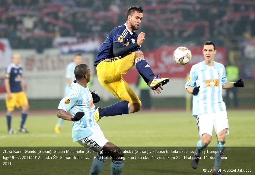 Zľava Karim Guédé (Slovan), Stefan Maierhofer (Salzburg) a Jiří Kladrubský (Slovan) v zápase 6. kola skupinovej fázy Európskej ligy UEFA 2011/2012 medzi ŠK Slovan Bratislava a Red Bull Salzburg, ktorý sa skončil výsledkom 2:3. Bratislava, 14. december 2011.