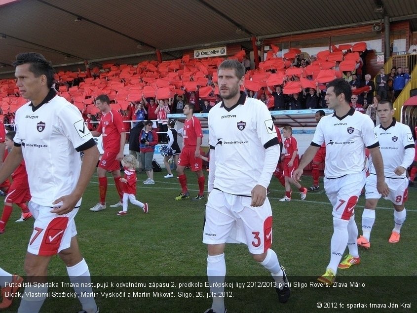 Futbalisti Spartaka Trnava nastupujú k odvetnému zápasu 2. predkola Európskej ligy 2012/2013 proti Sligo Rovers. Zľava Mário Bicák, Vlastimil Stožický, Martin Vyskočil a Martin Mikovič. Sligo, 26. júla 2012.