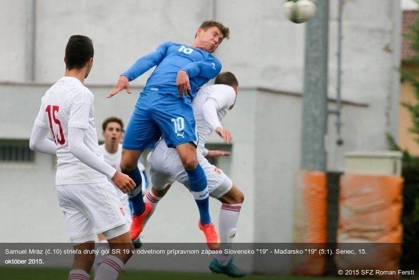 Samuel Mráz (č.10) strieľa druhý gól SR 19 v odvetnom prípravnom zápase Slovensko "19" - Maďarsko "19" (5:1). Senec, 15. október 2015.