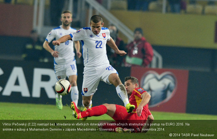 Viktor Pečovský (č.22) nastúpil bez striedania vo všetkých doterajších kvalifikačných stretnutiach o postup na EURO 2016. Na snímke v súboji s Muhamedom Demirim v zápase Macedónsko - Slovensko (0:2). Skopje, 15. novembra 2014.