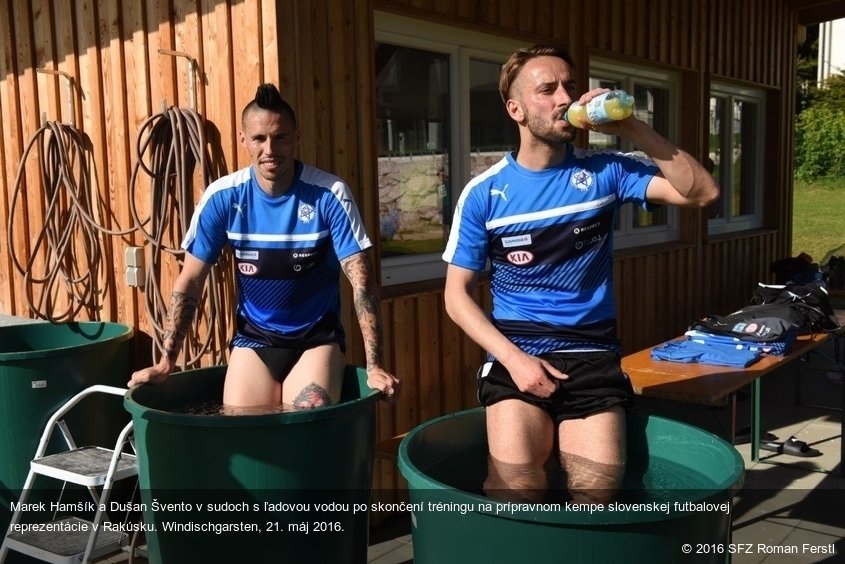 Marek Hamšík a Dušan Švento v sudoch s ľadovou vodou po skončení tréningu na prípravnom kempe slovenskej futbalovej reprezentácie v Rakúsku. Windischgarsten, 21. máj 2016.