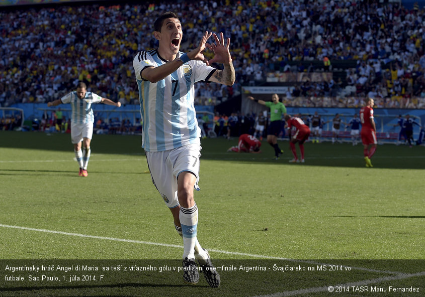 Argentínsky hráč Angel di Maria  sa teší z víťazného gólu v predĺžení osemfinále Argentína - Švajčiarsko na MS 2014 vo futbale. Sao Paulo, 1. júla 2014. F