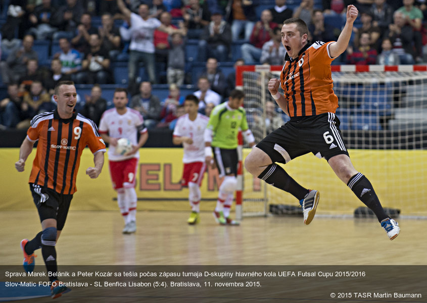 Sprava Marek Belánik a Peter Kozár sa tešia počas zápasu turnaja D-skupiny hlavného kola UEFA Futsal Cupu 2015/2016 Slov-Matic FOFO Bratislava - SL Benfica Lisabon (5:4). Bratislava, 11. novembra 2015.