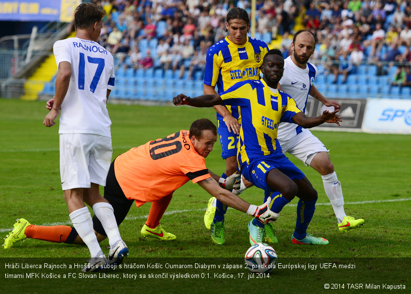 Hráči Liberca Rajnoch a Hroššo v súboji s hráčom Košíc Oumarom Diabym v zápase 2. predkola Európskej ligy UEFA medzi tímami MFK Košice a FC Slovan Liberec, ktorý sa skončil výsledkom 0:1. Košice, 17. júl 2014.