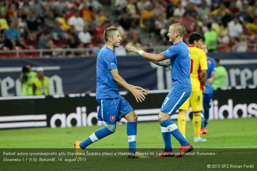 Radosť autora vyrovnávajúceho gólu Stanislava Šestáka (vľavo) a Vladimíra Weissa ml. v priateľskom stretnutí Rumunsko - Slovensko 1:1 (1:0). Bukurešť, 14. august 2013.