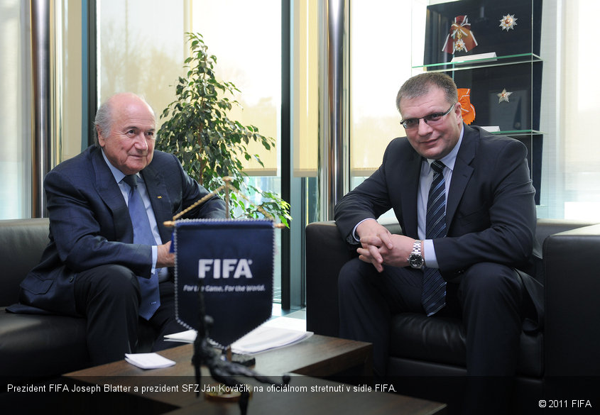 Prezident FIFA Joseph Blatter a prezident SFZ Ján Kováčik na oficiálnom stretnutí v sídle FIFA.