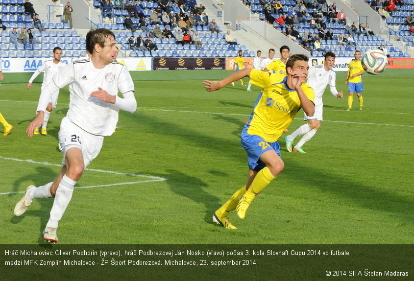 Hráč Michaloviec Oliver Podhorin (vpravo), hráč Podbrezovej Ján Nosko (vľavo) počas 3. kola Slovnaft Cupu 2014 vo futbale medzi MFK Zemplín Michalovce - ŽP Šport Podbrezová. Michalovce, 23. september 2014.