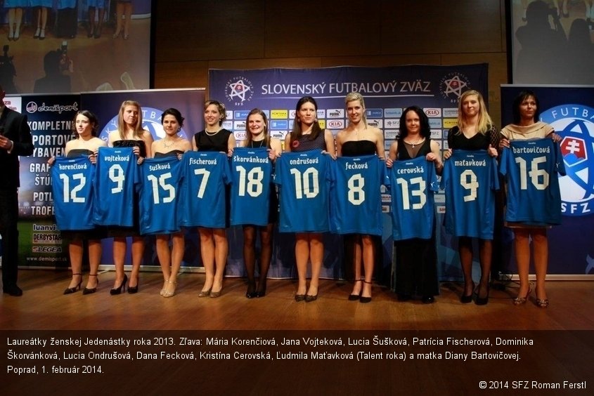 Laureátky ženskej Jedenástky roka 2013. Zľava: Mária Korenčiová, Jana Vojteková, Lucia Šušková, Patrícia Fischerová, Dominika Škorvánková, Lucia Ondrušová, Dana Fecková, Kristína Cerovská, Ľudmila Maťavková (Talent roka) a matka Diany Bartovičovej. Poprad, 1. február 2014.