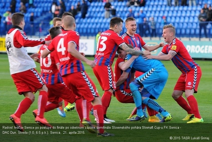 Radosť hráčov Senice po postupe do finále po odvetnom zápase semifinále Slovenského pohára Slovnaft Cup-u FK Senica - DAC Dun. Streda (1:0, 6:5 p.k.). Senica,  21. apríla 2015.