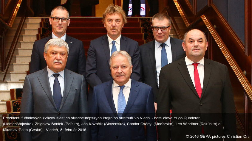 Prezidenti futbalových zväzov šiestich stredoeurópskych krajín po stretnutí vo Viedni - hore zľava Hugo Quaderer (Lichtenštajnsko), Zbigniew Boniek (Poľsko), Ján Kováčik (Slovensko), Sándor Csányi (Maďarsko), Leo Windtner (Rakúsko) a Miroslav Pelta (Česko).  Viedeň, 8. február 2016.