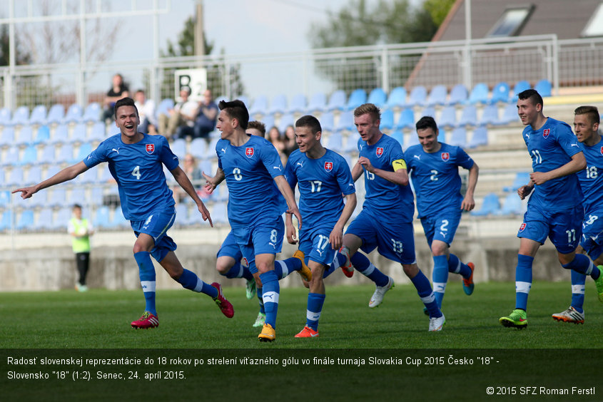 Radosť slovenskej reprezentácie do 18 rokov po strelení víťazného gólu vo finále turnaja Slovakia Cup 2015 Česko "18" - Slovensko "18" (1:2). Senec, 24. apríl 2015.