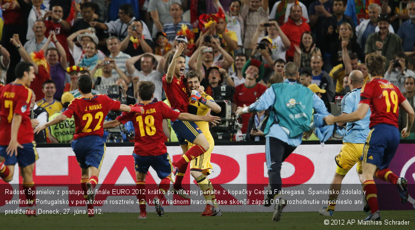 Radosť Španielov z postupu do finále EURO 2012 krátko po víťaznej penalte z kopačky Cesca Fabregasa. Španielsko zdolalo v semifinále Portugalsko v penaltovom rosztrele 4:2, keď v riadnom hracom čase skončil zápas 0:0 a rozhodnutie neprinieslo ani predĺženie. Doneck, 27. júna 2012.