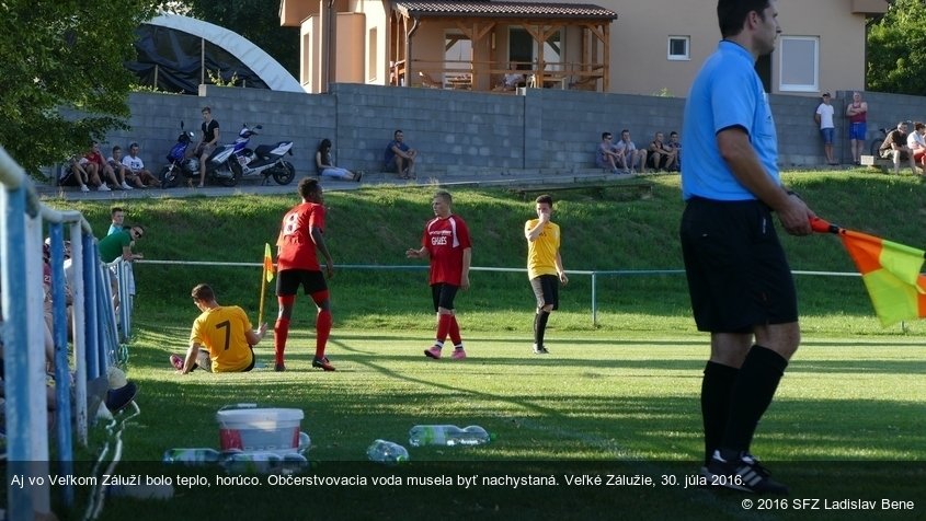 Aj vo Veľkom Záluží bolo teplo, horúco. Občerstvovacia voda musela byť nachystaná. Veľké Zálužie, 30. júla 2016.