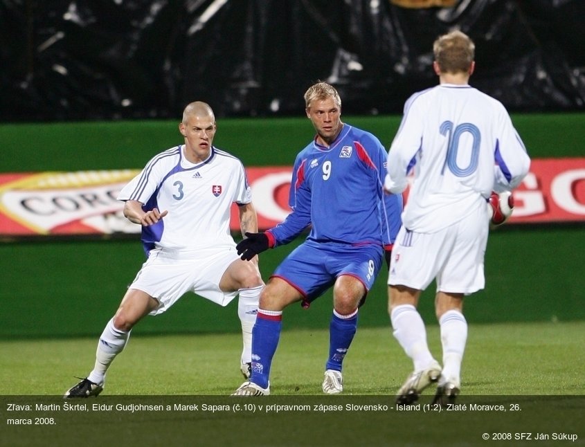 Zľava: Martin Škrtel, Eidur Gudjohnsen a Marek Sapara (č.10) v prípravnom zápase Slovensko - Island (1:2). Zlaté Moravce, 26. marca 2008.