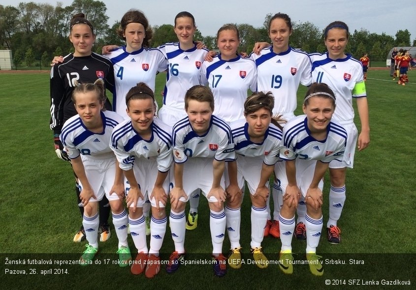 Ženská futbalová reprezentácia do 17 rokov pred zápasom so Španielskom na UEFA Development Tournament v Srbsku. Stara Pazova, 26. apríl 2014.