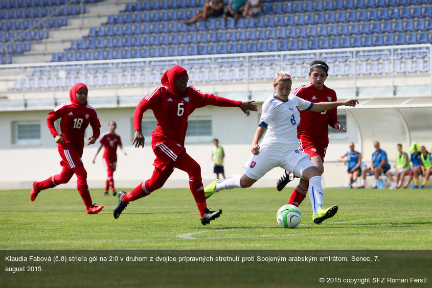 Klaudia Fabová (č.8) strieľa gól na 2:0 v druhom z dvojice prípravných stretnutí proti Spojeným arabským emirátom. Senec, 7. august 2015.