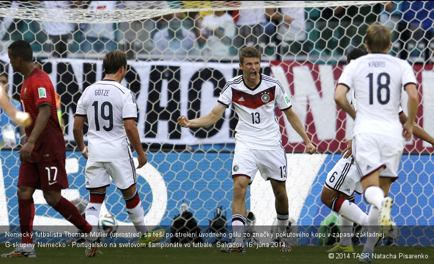 Nemecký futbalista Thomas Müller (uprostred) sa teší po strelení úvodného gólu zo značky pokutového kopu v zápase základnej G-skupiny Nemecko - Portugalsko na svetovom šampionáte vo futbale. Salvador, 16. júna 2014.
