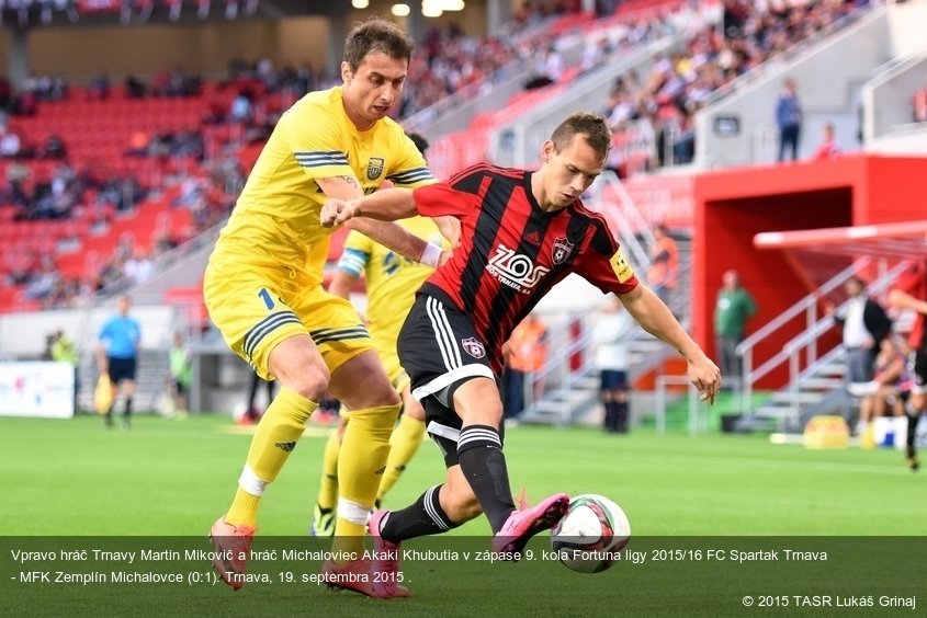 Vpravo hráč Trnavy Martin Mikovič a hráč Michaloviec Akaki Khubutia v zápase 9. kola Fortuna ligy 2015/16 FC Spartak Trnava - MFK Zemplín Michalovce (0:1). Trnava, 19. septembra 2015 .