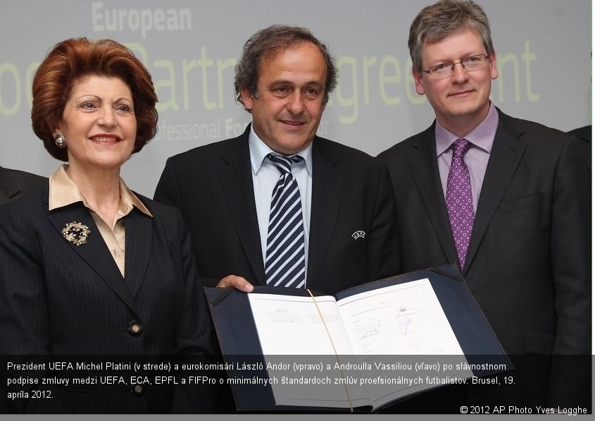 Prezident UEFA Michel Platini (v strede) a eurokomisári László Andor (vpravo) a Androulla Vassiliou (vľavo) po slávnostnom podpise zmluvy medzi UEFA, ECA, EPFL a FIFPro o minimálnych štandardoch zmlúv proefsionálnych futbalistov. Brusel, 19. apríla 2012.