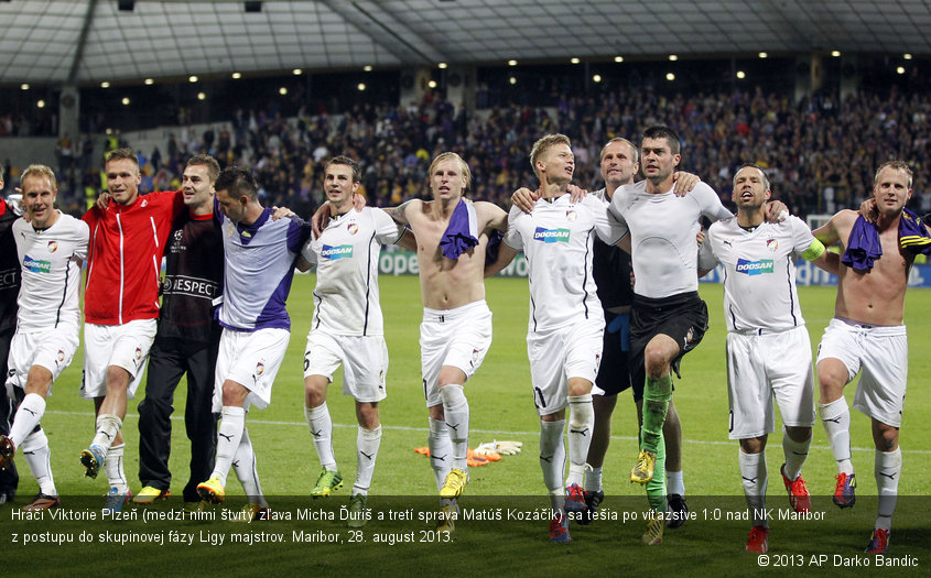 Hráči Viktorie Plzeň (medzi nimi štvrtý zľava Micha Ďuriš a tretí sprava Matúš Kozáčik) sa tešia po víťazstve 1:0 nad NK Maribor z postupu do skupinovej fázy Ligy majstrov. Maribor, 28. august 2013.