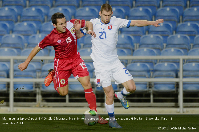 Martin Juhar (vpravo) posilní ViOn Zlaté Moravce. Na snímke v reprezentačnom drese v zápase Gibraltár - Slovensko. Faro, 19. novembra 2013.