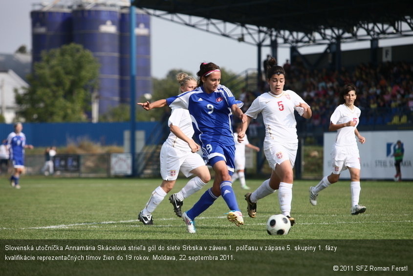 Slovenská utočníčka Annamária Skácelová strieľa gól do siete Srbska v závere 1. polčasu v zápase 5. skupiny 1. fázy kvalifikácie reprezentačných tímov žien do 19 rokov. Moldava, 22.septembra 2011.