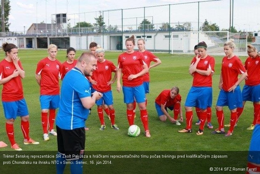 Tréner ženskej reprezentácie SR Zsolt Pakusza s hráčkami reprezentačného tímu počas tréningu pred kvalifikačným zápasom proti Chorvátsku na ihrisku NTC v Senci. Senec, 16. jún 2014.