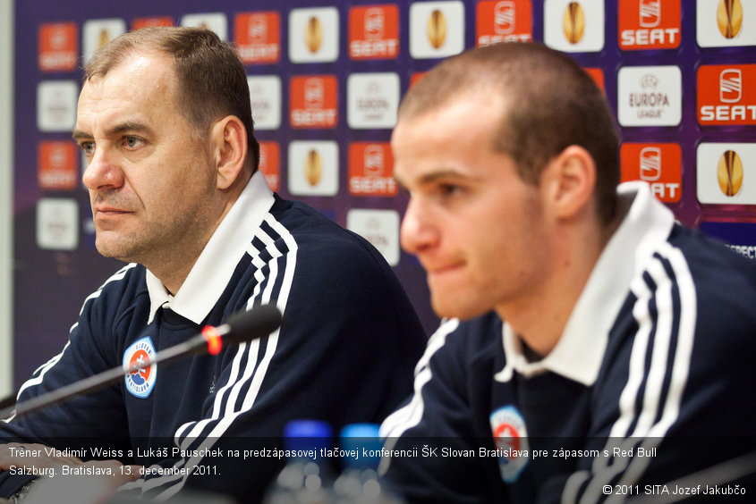 Tréner Vladimír Weiss a Lukáš Pauschek na predzápasovej tlačovej konferencii ŠK Slovan Bratislava pre zápasom s Red Bull Salzburg. Bratislava, 13. december 2011.