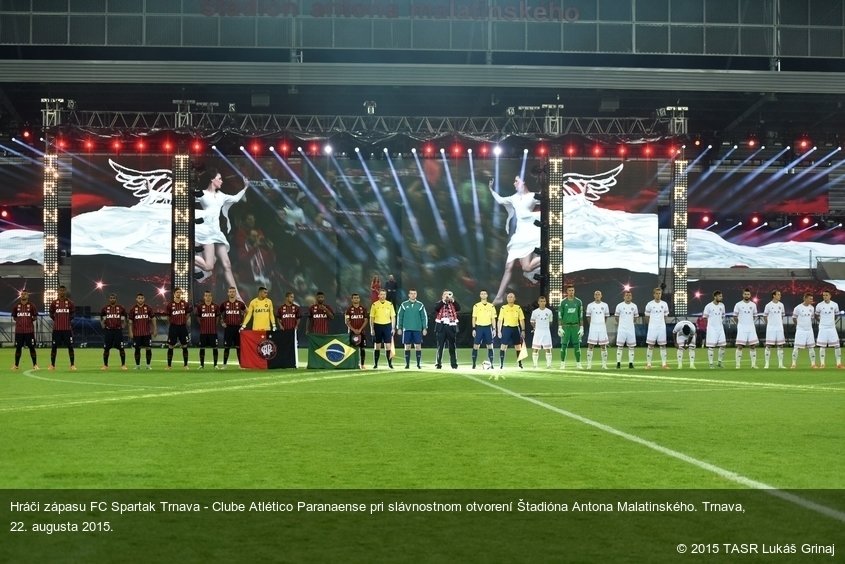 Hráči zápasu FC Spartak Trnava - Clube Atlético Paranaense pri slávnostnom otvorení Štadióna Antona Malatinského. Trnava, 22. augusta 2015.