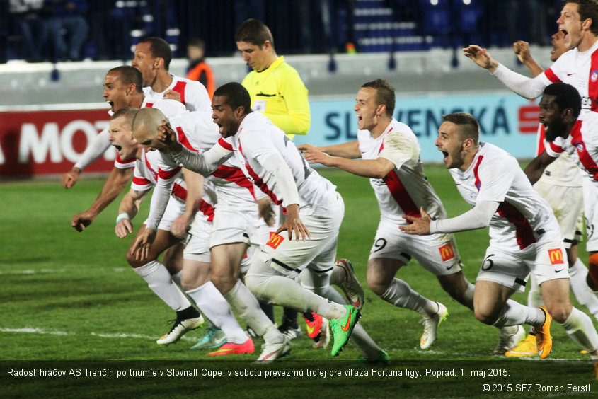 Radosť hráčov AS Trenčín po triumfe v Slovnaft Cupe, v sobotu prevezmú trofej pre víťaza Fortuna ligy. Poprad. 1. máj 2015.